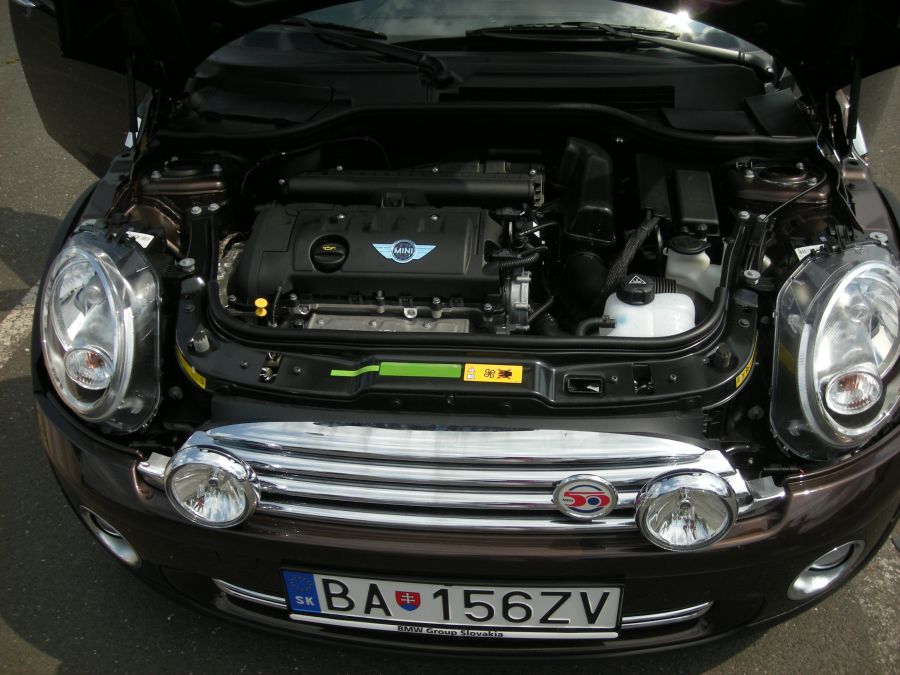 Ivan Václavík; Pod prednou kapotou je využité každé miesto... mini50n2900g.jpg