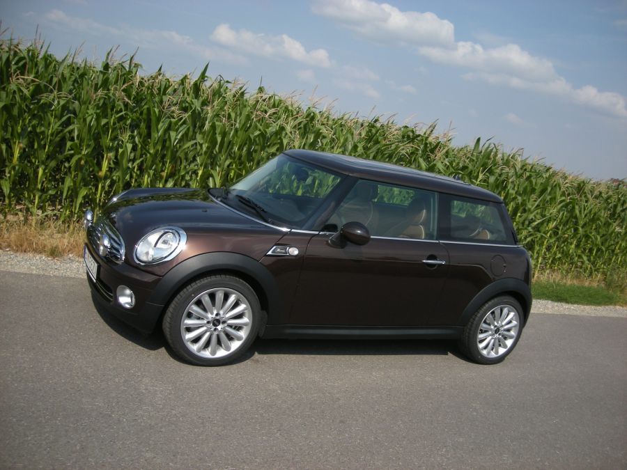 Ivan Václavík; Nízkoprofilové 17-palcové pneumatiky držia Mini na ceste ako prilepené. mini50n2905g.jpg