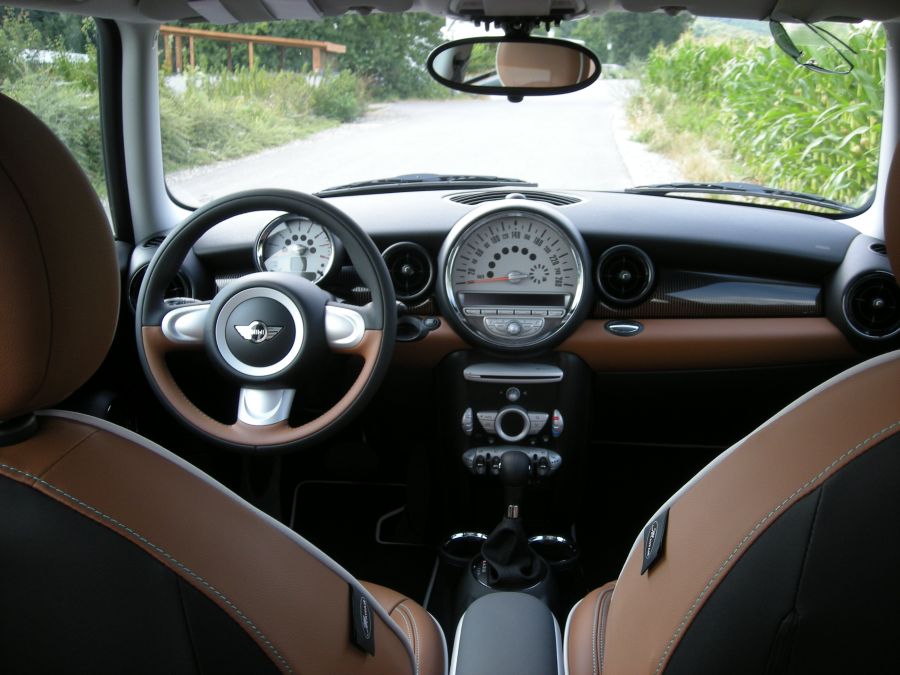 Ivan Václavík; Neklamný znak, že šoférujete Mini: nadpriemerne veľký kruhový rýchlomer. mini50n2909g.jpg