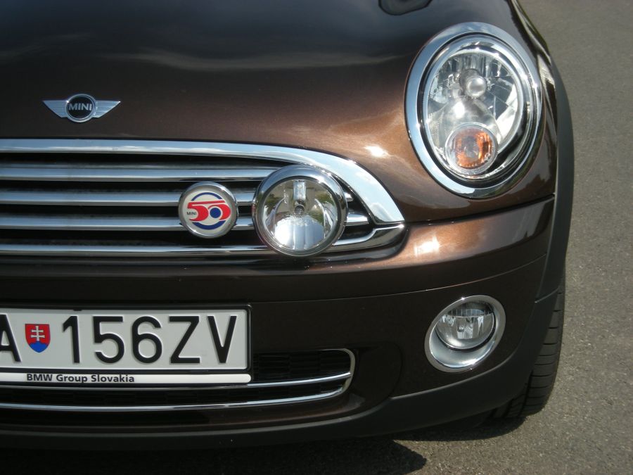 Ivan Václavík; Neklamným znakom, že Mini je na cestách už pol storočia, je aj hrdý emblém pred maskou chladiča. mini50n2915g.jpg