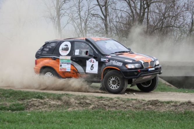 Ny&uacute;l Eszter, www.dakar.hu;Zdeněk Poř&iacute;zek si ide po bronz