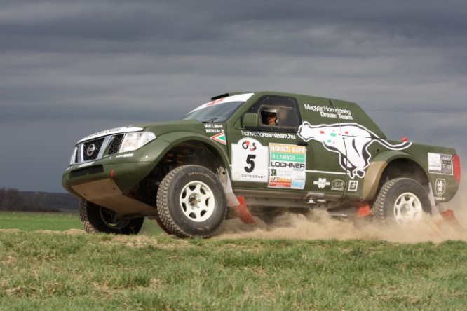 Ny&uacute;l Eszter, www.dakar.hu;Najr&yacute;chlej&scaron;ie arm&aacute;dne vozidlo v ruk&aacute;ch Zolt&aacute;na B&aacute;linta