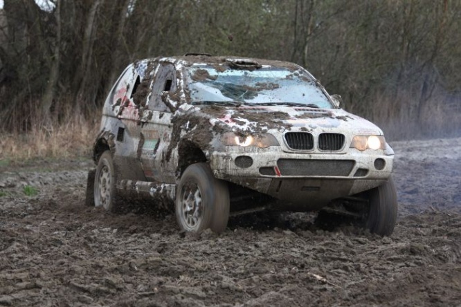 Ny&uacute;l Eszter, www.dakar.hu;K&aacute;roly Fazekas v bahenn&yacute;ch k&uacute;peľoch