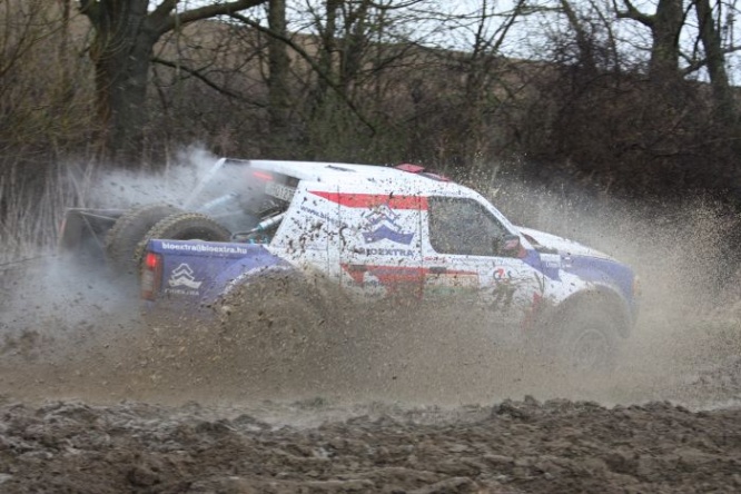 Ny&uacute;l Eszter, www.dakar.hu;P&aacute;l L&oacute;nyai sa vody neboj&iacute;