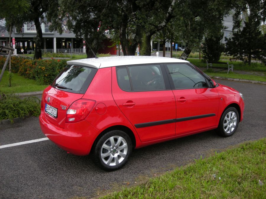 Ivan Václavík; Odlišná farba strechy zvýrazňuje líniu sk-fabia-tsi3125g.jpg