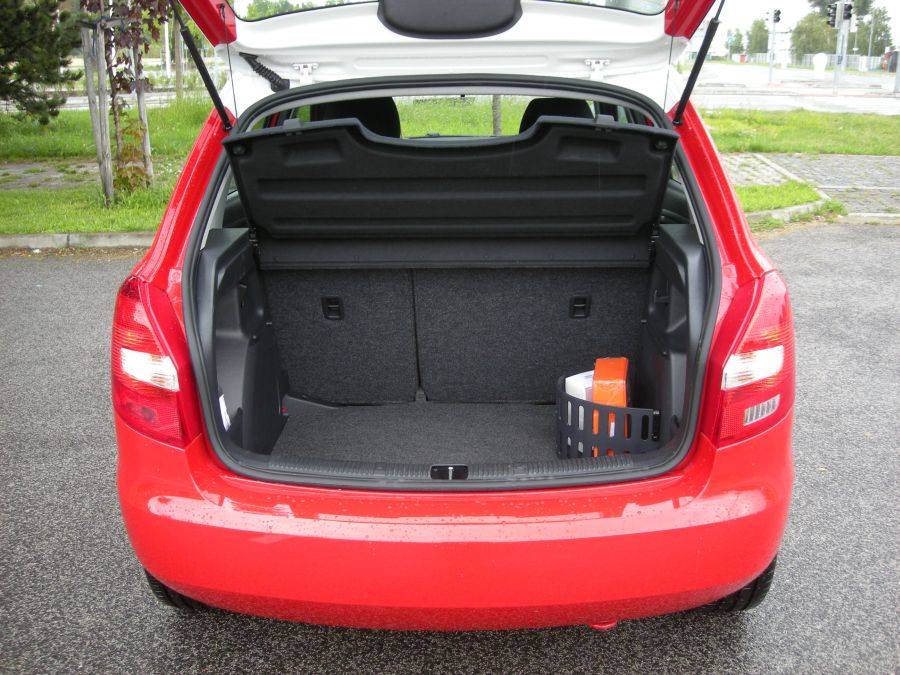 Ivan Václavík; Pri sklápaní zadného operadla je nevyhnutné vybrať opierku hlavy sk-fabia-tsi3132g.jpg