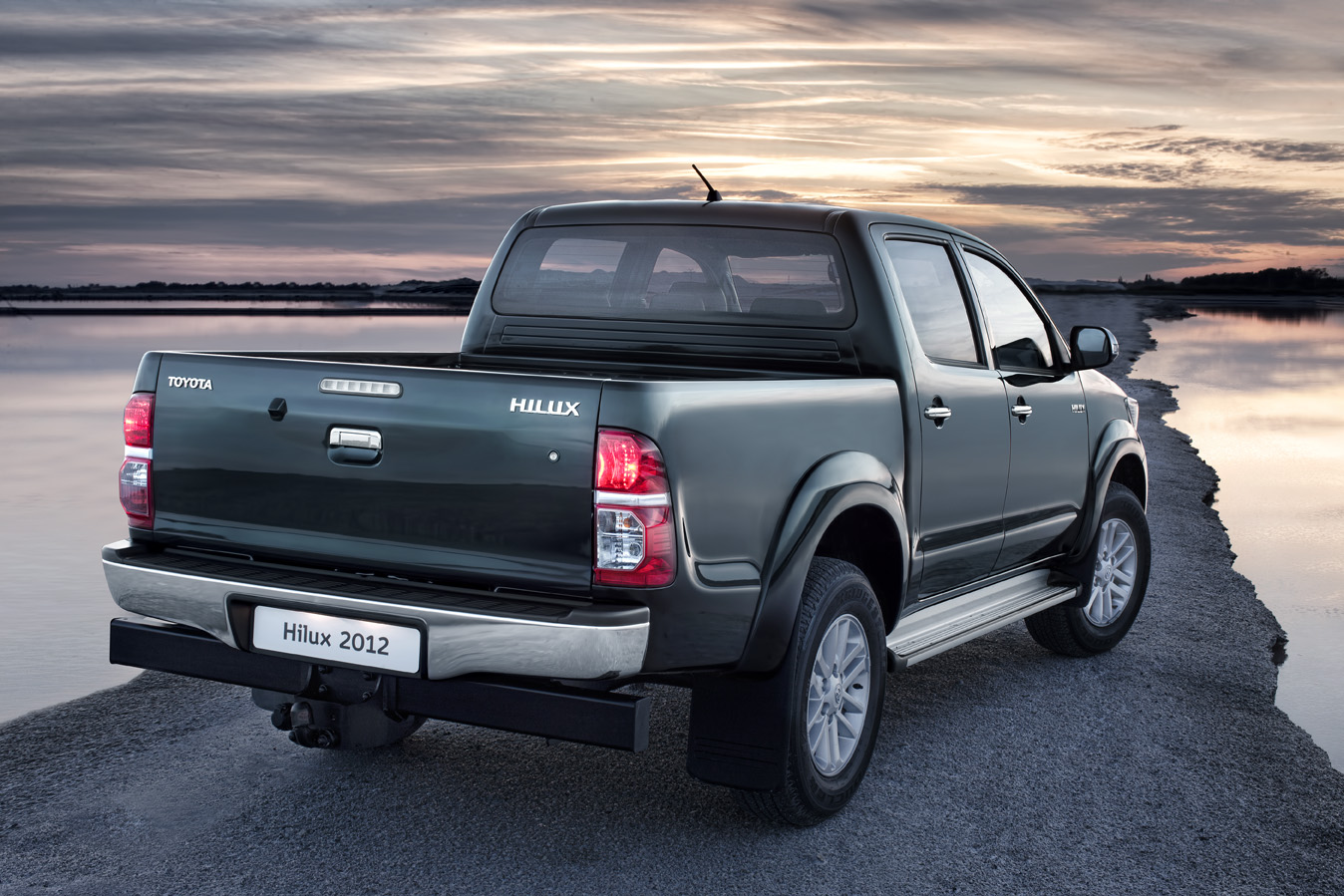Toyota; toy-hilux-2012-rear.jpg