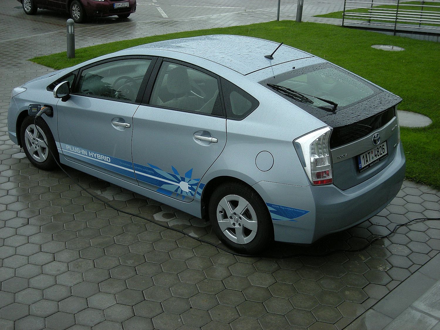 toy-prius-plug-in5359g-1.jpg