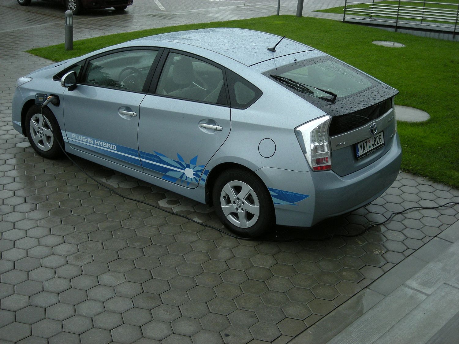 toy-prius-plug-in5360g-1.jpg