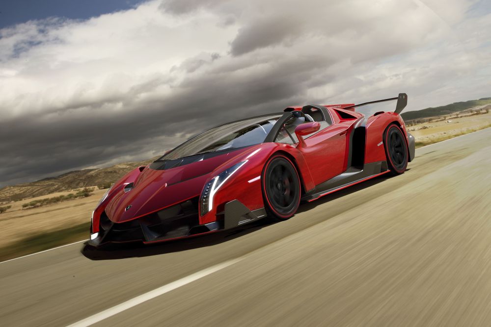 veneno-roadster-ambient-1.jpg
