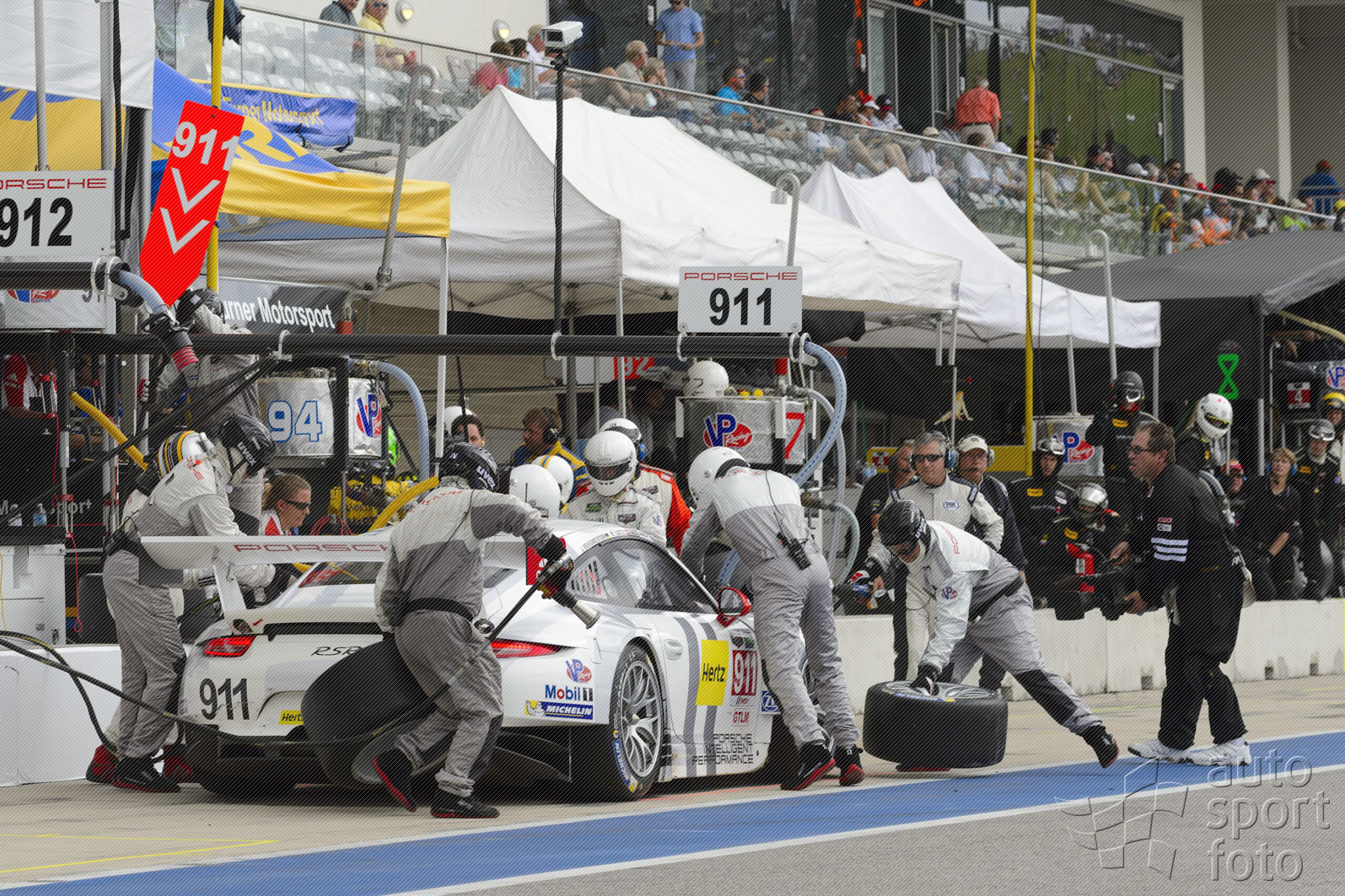 Porsche Copyright manufacturer;m14-3771-fine.jpg