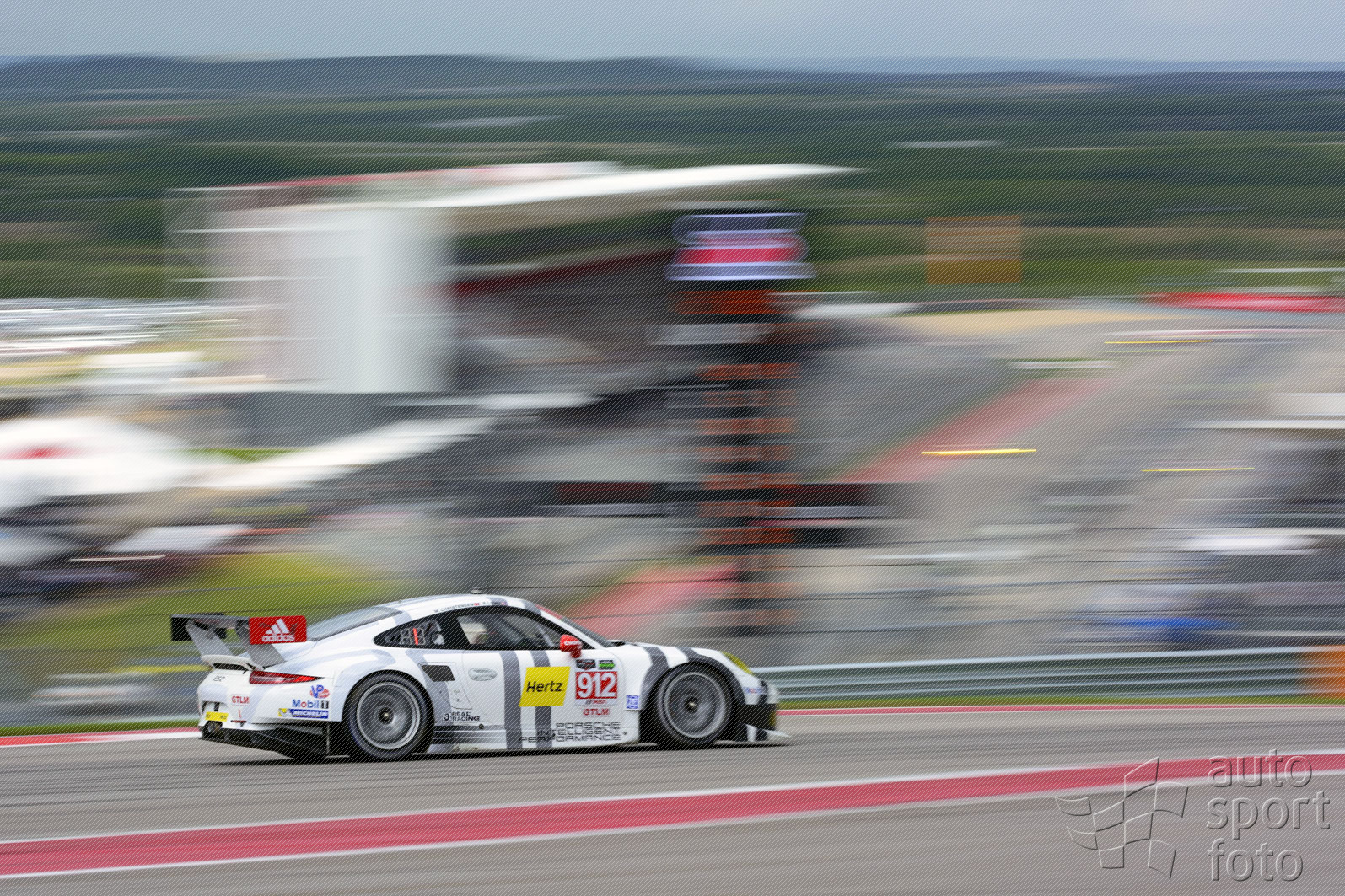 Porsche Copyright manufacturer;m14-3781-fine.jpg