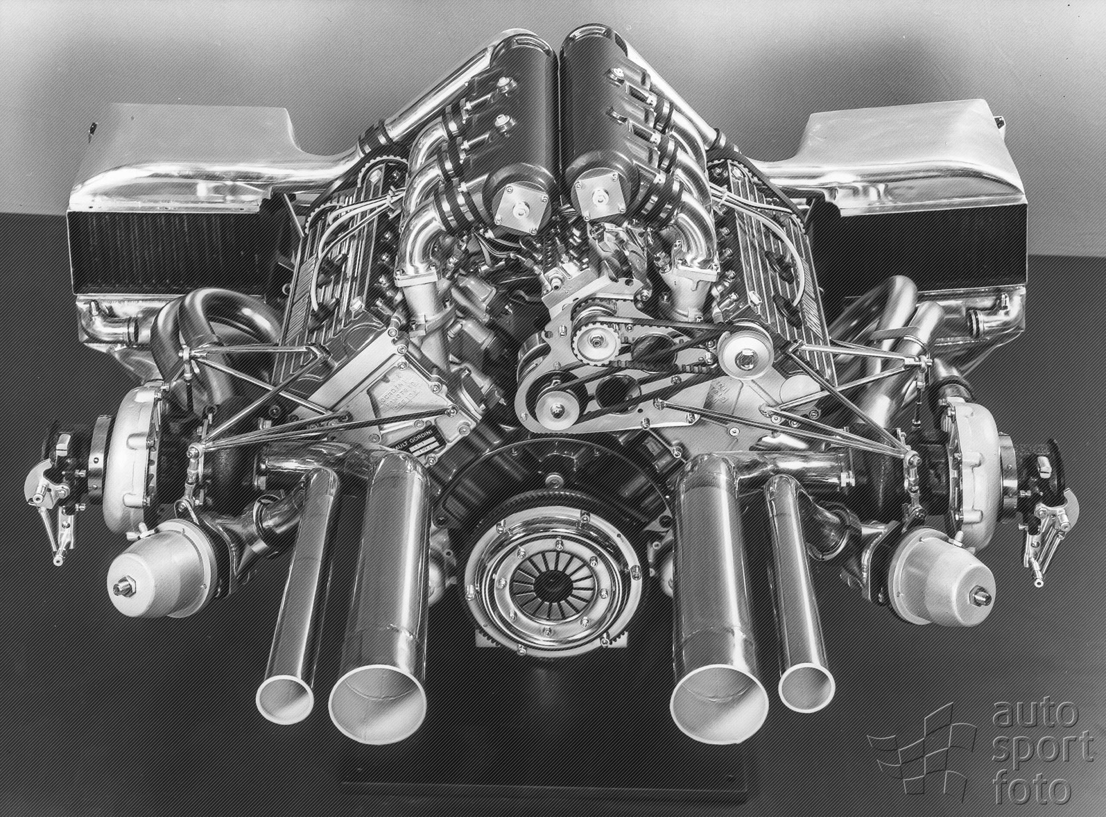 Двигателя формула автомобиля. Двигатель формулы 1. Мотор ф1. F1 Renault Motor. Formula 1 engine.